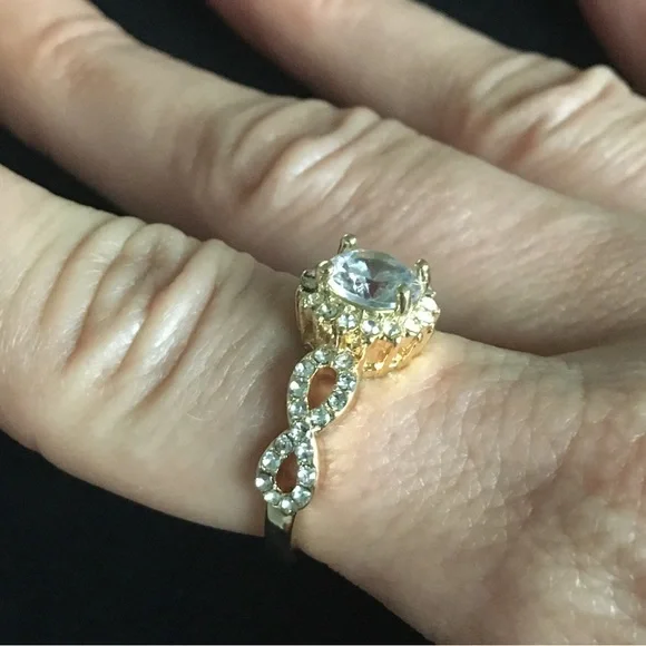 Gorgeous Round Cubic Zirconia Fashion Wedding Ring - Picture 3 of 5